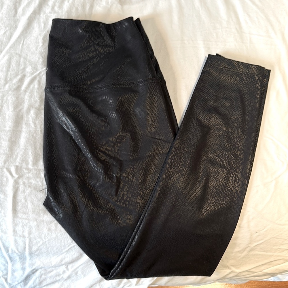 Beyond yoga snakeskin legging size small